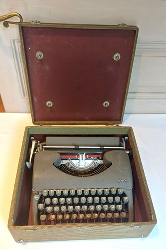 Ancienne machine ecrire en - ancienne, a
